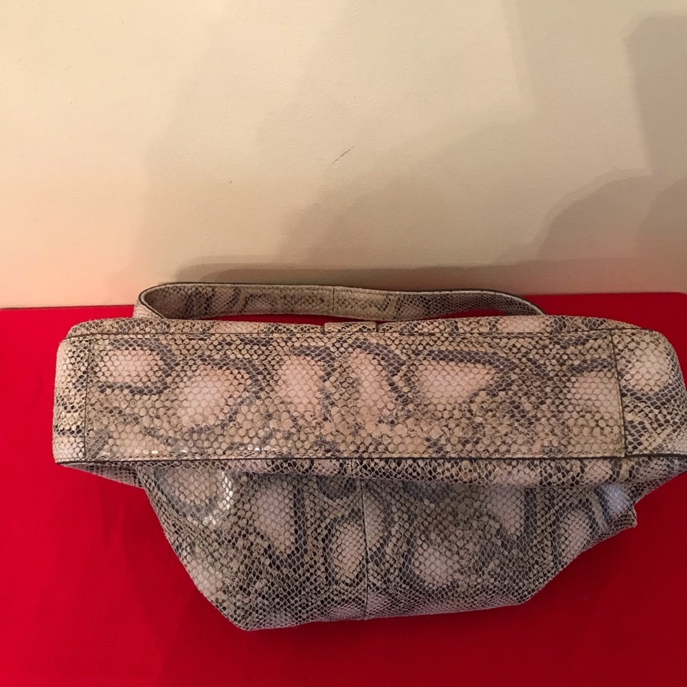 G.I.L.I. Verona Cobra Leather Hobo Handbag - Picture 8 of 10